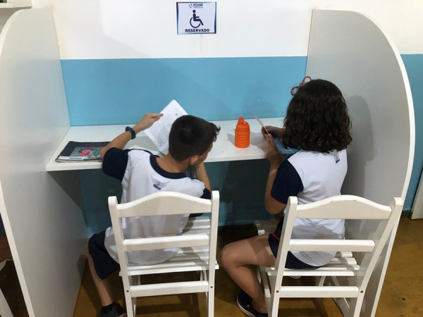 Visita à biblioteca da escola - com os alunos do 4º ano Ensino Fundamental