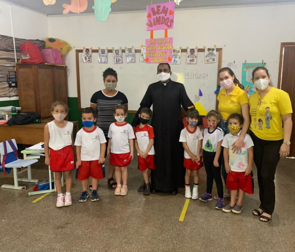 Visita do Padre Celso Ferreira de Jesus com o objetivo de sanar algumas dúvidas dos alunos sobre o projeto do Programa União Faz a Vida