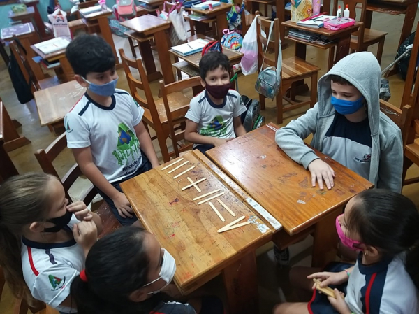 ATIVIDADE PRÁTICA DE CIÊNCIAS E UM DESAFIO DE MATEMÁTICA NO 3º ANO FUNDAMENTAL I.