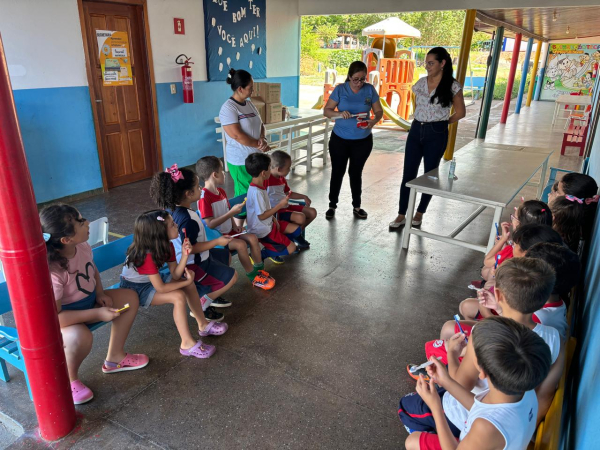 Roda de conversa com as colaboradoras do posto de saúde sobre a saúde bucal.