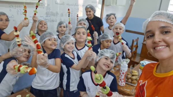 Espetinho de frutas da Divis&atilde;o.🍍🍓🍎🍑